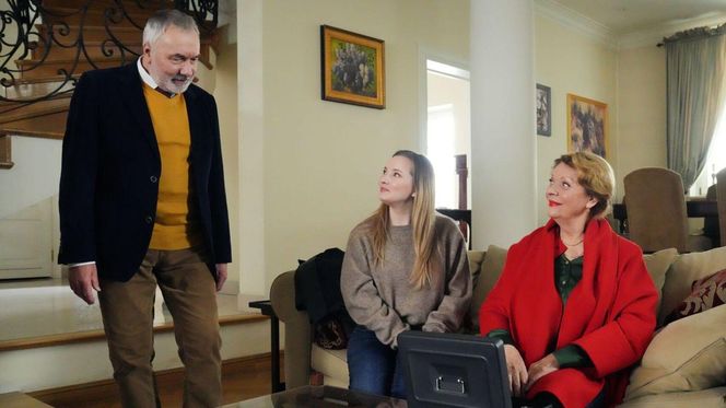 Barwy szczęścia odc. 3173. Sofia (Valeria Gouliaeva), Józefina (Elżbieta Jarosik), Andrzej Zastoja-Modelski (Leon Charewicz)