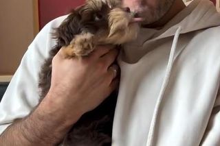 Błażej Stencel i Kamil Krupicz z pieskiem 