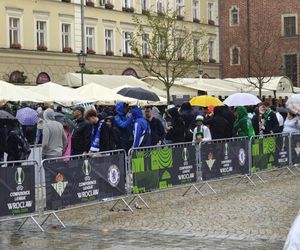Gorąco przed finałem Ligii Konferencji we Wrocławiu. Tysiące kibiców na Rynku 