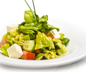 Sałata  masłowa z ogórkami i pomidorami - przepis na kolorową surówkę z sałaty masłowej 