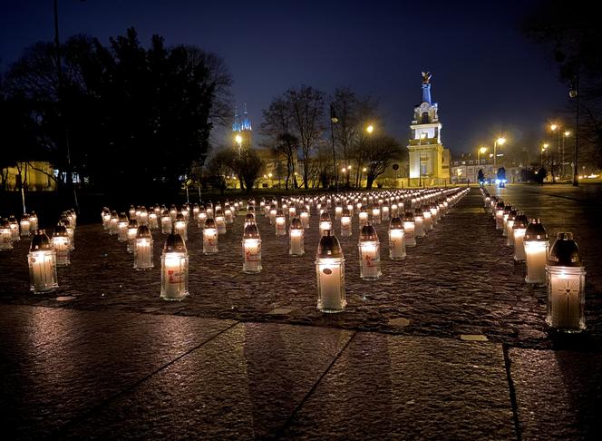 W Białymstoku zapłonęły 363 znicze - tyle, ilu mieszkańców miasta zmarło na COVID-19 przez rok pandemii