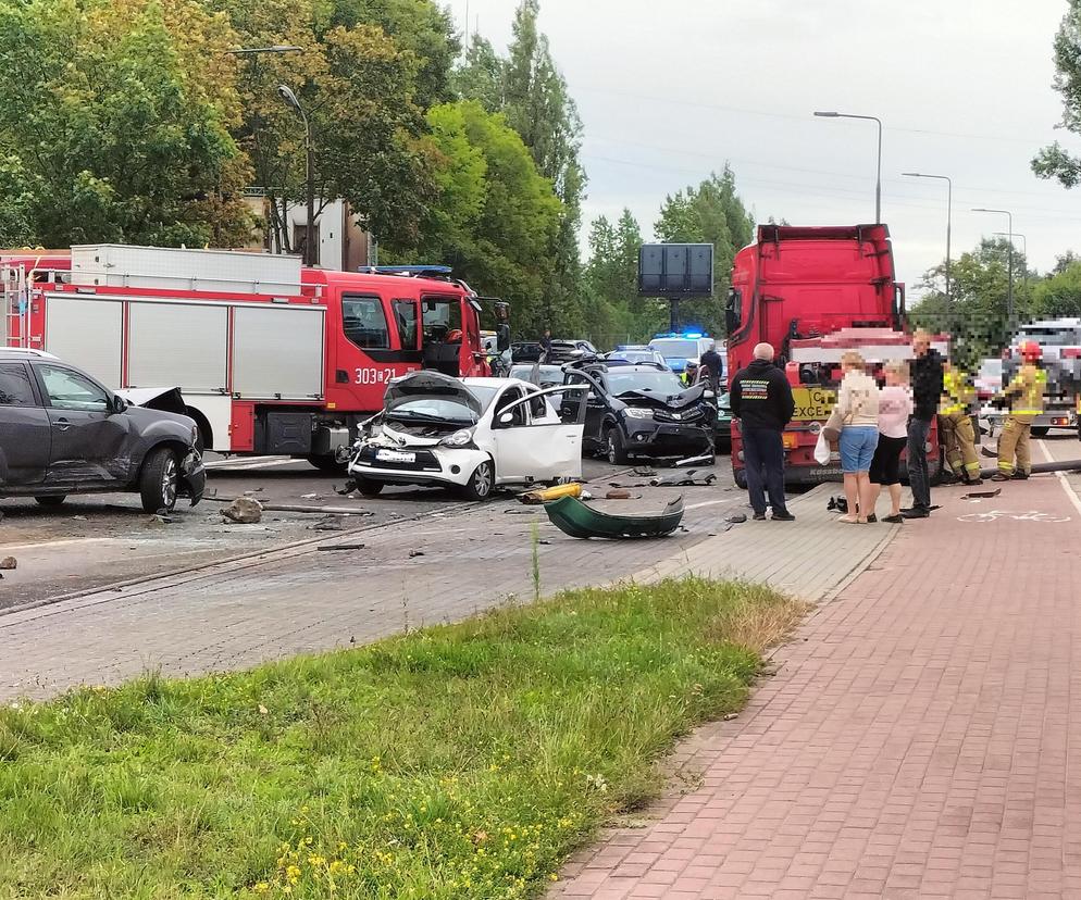 Potężny karambol w Bydgoszczy. 11 pojazdów, sześciu poszkodowanych. Zdjęcia z miejsca wypadku