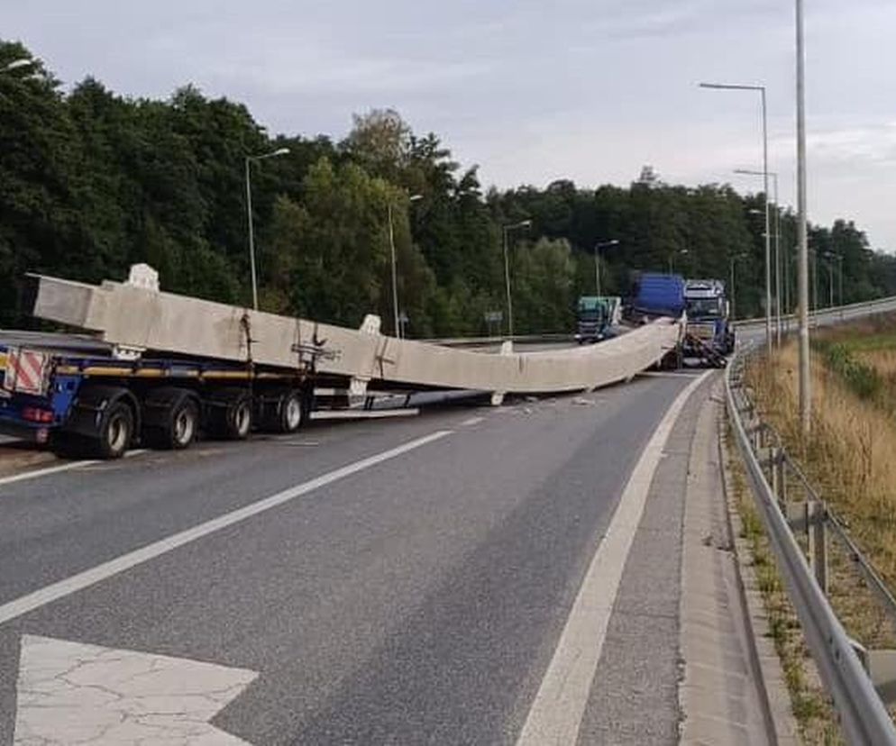 51-tonowy kolos blokuje DK50. To dźwigar wiaduktu