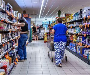 Biedronka odpaliła promocyjną petardę. Tłumy sklepach i pełne koszyki
