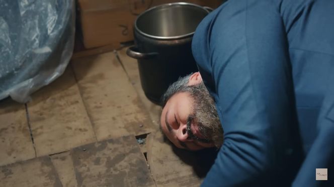 W panice popchnie też napastnika z całych sił