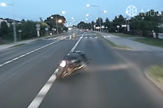 To mogło być ostatnie wyprzedzanie w jego życiu. Brutalnie sponiewierany motocyklista przeżył - WIDEO