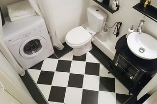 Czarno-biała łazienka po remoncie