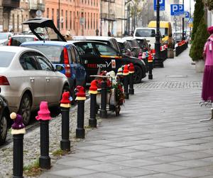 Słupki na ulicy Kawęczyńskiej 