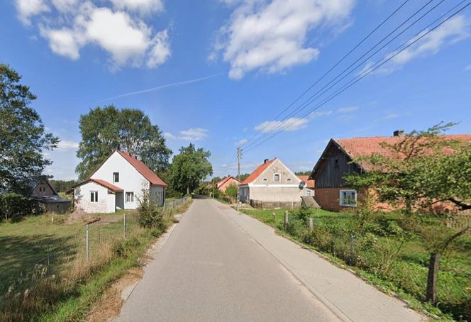   To jedno z nielicznych takich miejsc na Mazurach. Drewniany kościółek z XVII wieku robi wrażenie!