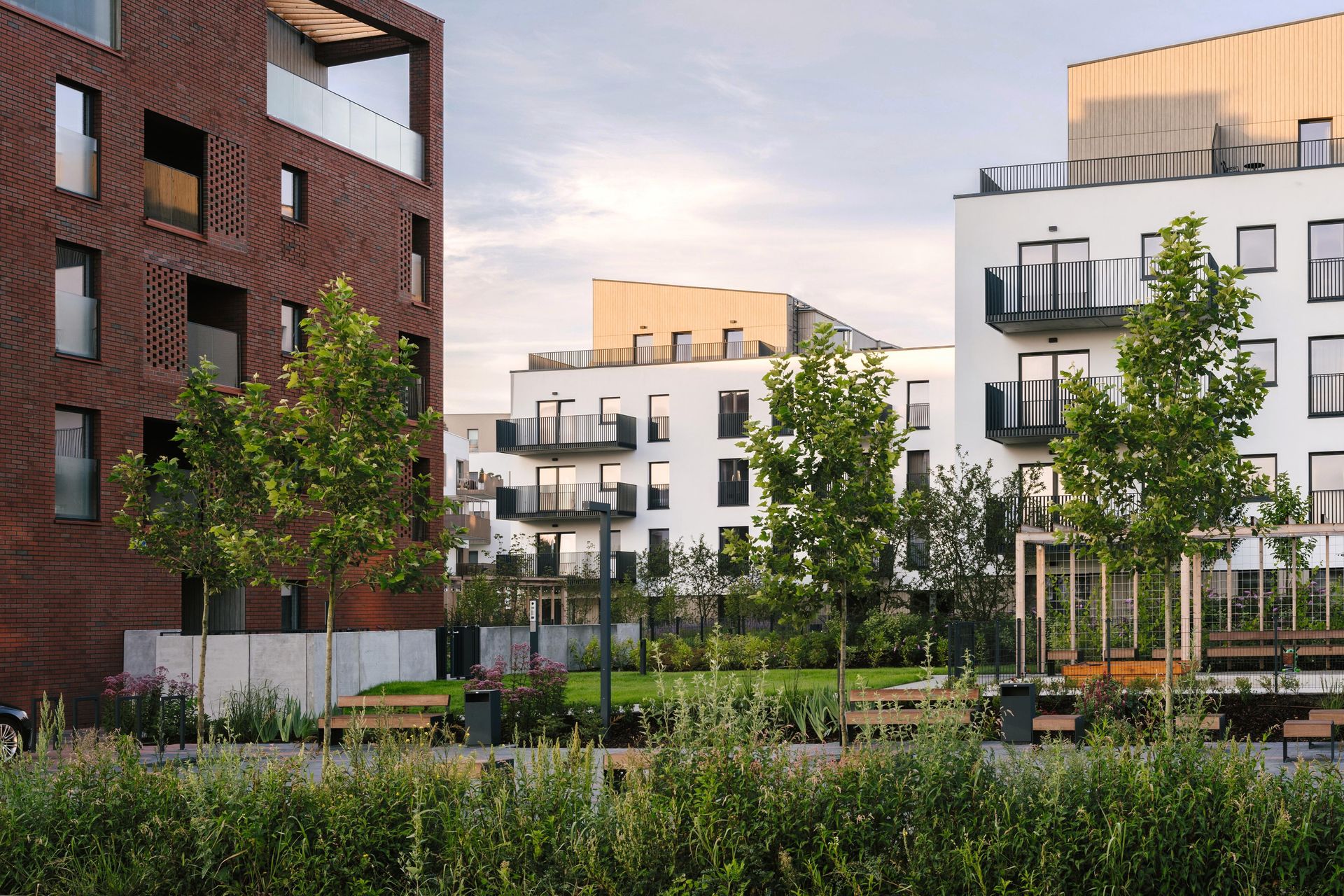 Główne wejście na ukończoną część osiedla usytuowane jest od strony placyku przy ul. Orlińskiego