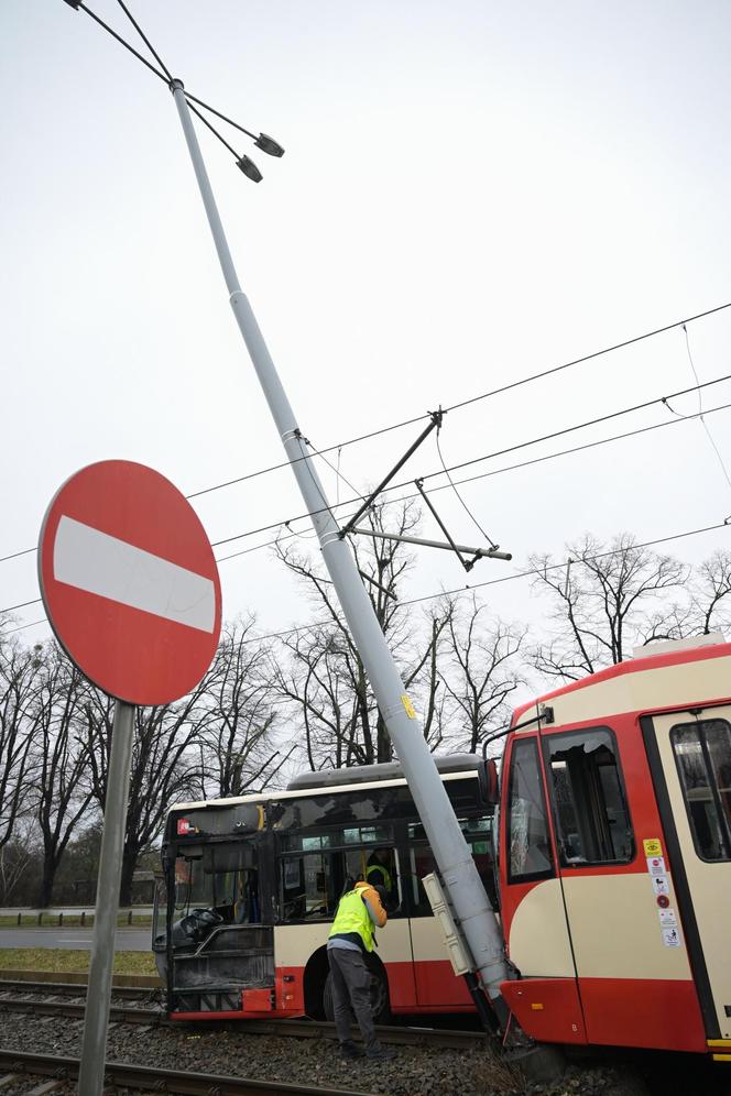 Poważny wypadek w Gdańsku. Zderzenie autobusu z tramwajem. Kilkunastu poszkodowanych