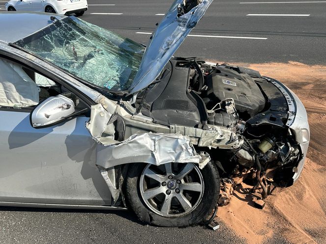 Zderzenie trzech aut, jedno dachowało