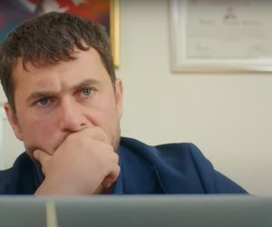 Ege śledzi Melis i dla zmyłki proponuje jej natychmiastowy ślub.