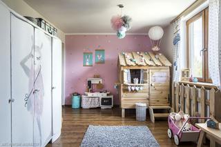 Różowy pokój dziewczynki z drewnianym domkiem: kreatywny i pomysłowy