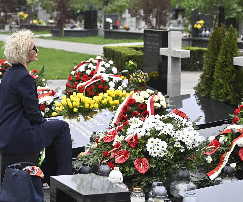 Joanna Racewicz przy grobie męża