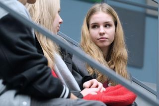 M jak miłość odc. 1855. Grzesiek (Borys Wiciński), Sara (Nadia Smyczek), Lenka (Olga Cybińska)