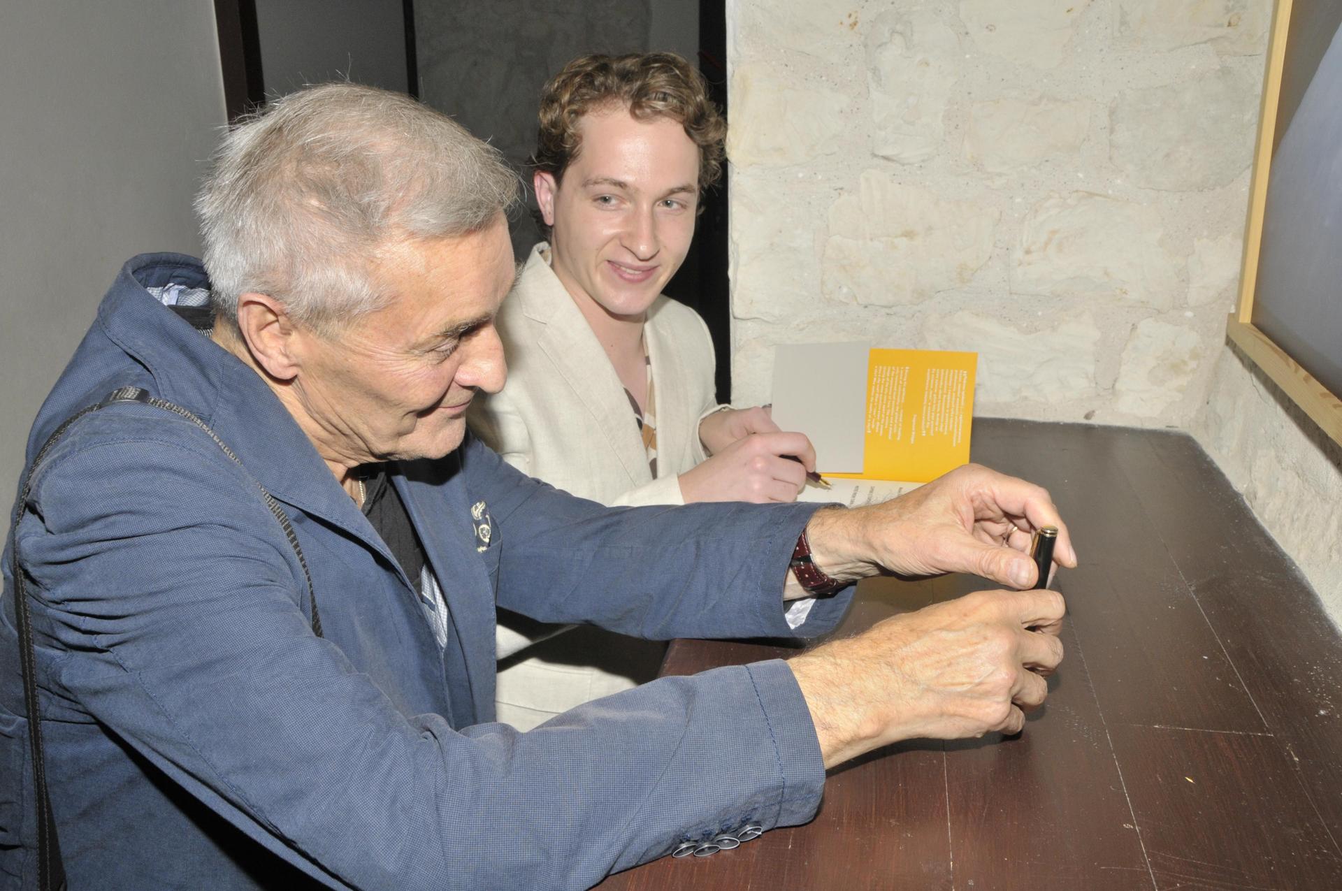 Maciej Rodak podpisuje swoją książkę 