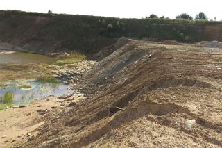 śmieci na terenie wyrobiska w Olszewicach