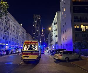 Nocny pożar mieszkania w centrum Warszawy. Strażacy ewakuowali jedną osobę przy użyciu drabiny