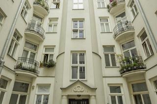 Nie zauważyła, że mieszka ze zmarłym mężem. Mieszkańcy mają dość smrodu 