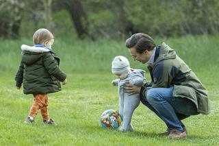 Krzysztof Bosak harata w piłkę z synkami