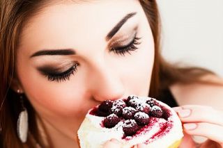 Jako redaktorka beauty polecam te 3 kosmetyki! Pachną niczym jagodzianki prosto z piekarnika u babci! Jagodowe zapachy w kosmetykach