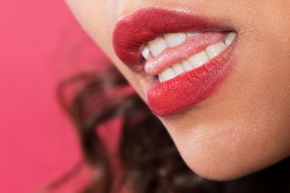 Najmodniejszy makijaż ust nie wymaga precyzji. Francuzki już noszą go z dumą! 
