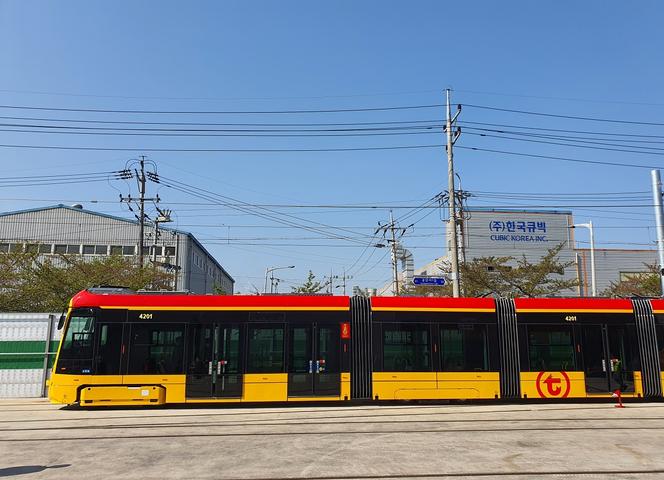 Najdłuższe tramwaje płyną do Warszawy z Korei Południowej. Pomieszczą nawet 240 pasażerów!