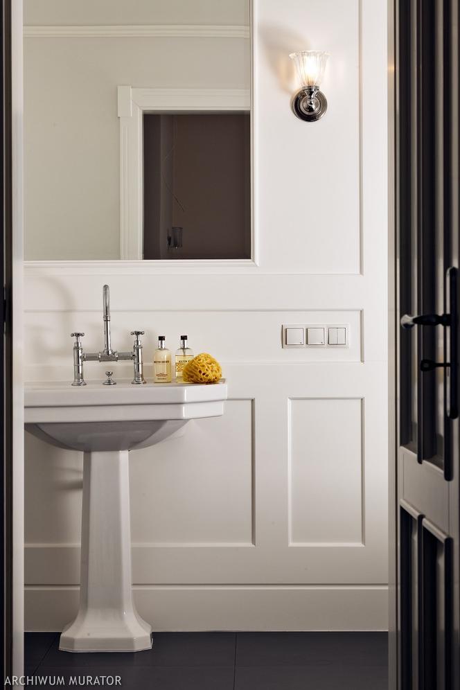 Biało-czarne wnętrza w stylu angielskim: retro łazienka