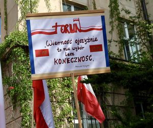 Banery na powitanie Nawrockiego 