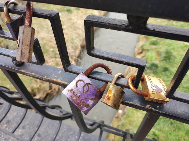 Tak wygląda most zakochanych w Tarnowie. W pobliżu jest zapomniana kapliczka św. Walentego