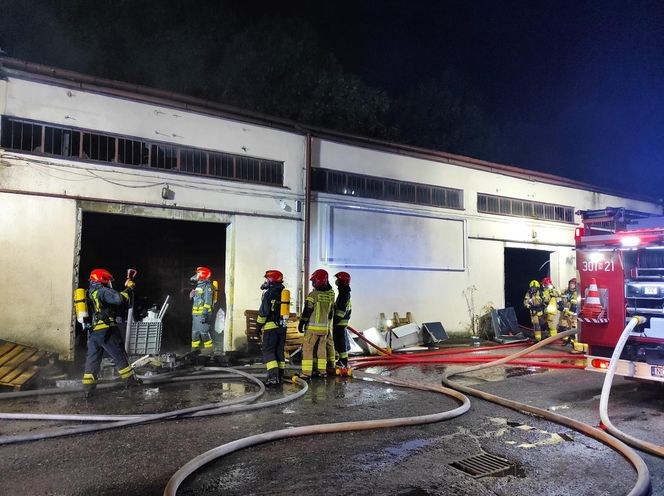Pożar w Olsztynie. Akcja 40 strażaków w magazynie przy ul. Metalowej.