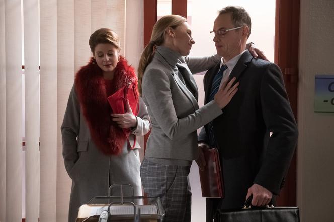 Na Wspólnej odc. 2715. Damian (Waldemar Błaszczyk), Patrycja (Marta Ścisłowicz), Monika (Sylwia Gliwa)