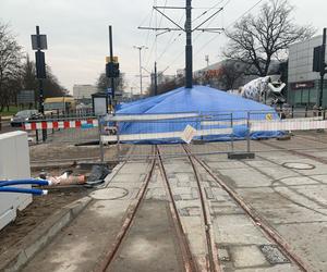 Ogromny namiot na torowisku w centrum Torunia. Chroni przed niepogodą