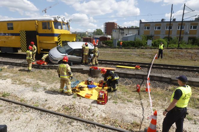 Kontrolowane zderzenie pociągu z osobówką
