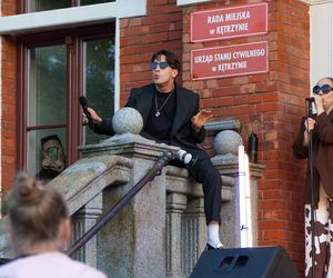 Koncert Dawida Kwiatkowskiego przed ratuszem miejskim w Kętrzynie
