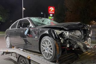 Wypadek na autostradzie A4. Samochód zderzył się z nieoświetloną przyczepką