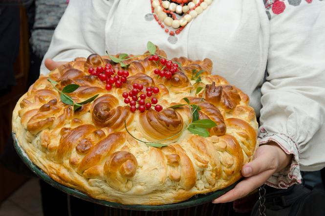 Korowaj mielnicki: przepis na drożdżowe ciasto weselne