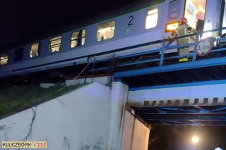 Ewakuacja pasażerów pociągu w Wielkanoc przed stacją w Bąkowie