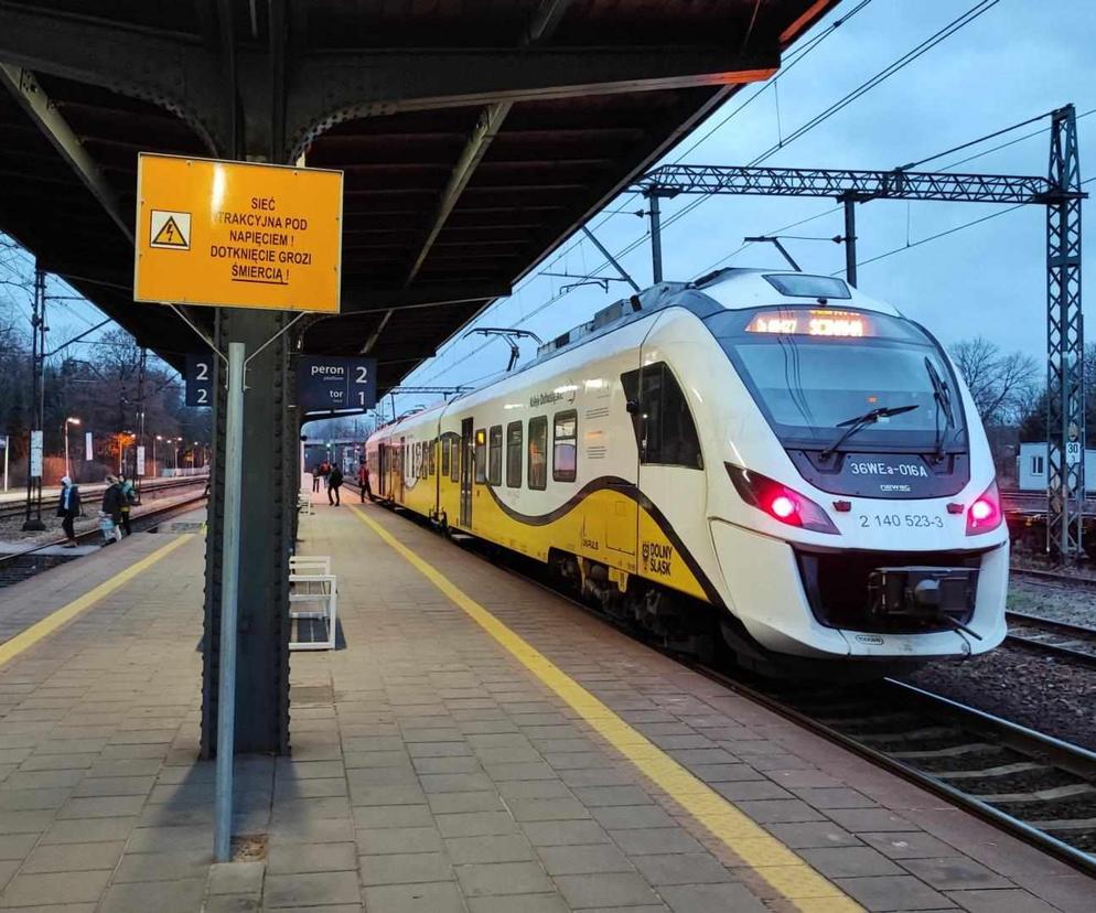 Pijany sterroryzował pasażerów pociągu Kolei Dolnośląskich. Mówił, że wraca z więzienia