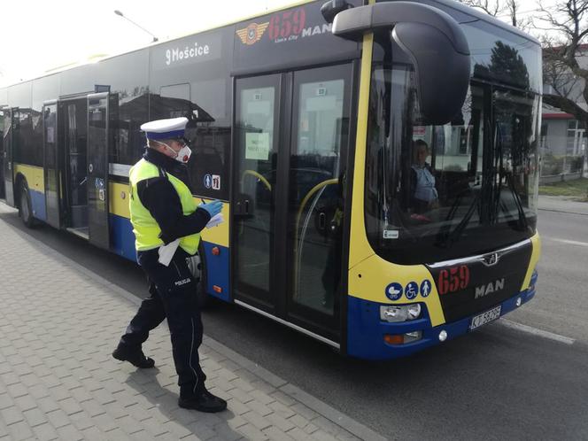 Tarnowscy policjanci kontrolują miejskie autobusy. Nie chodzi o sprawdzanie biletów! 