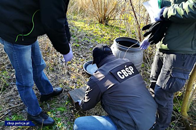 Pistolety, amunicja, kilogramy narkotyków. Uzbrojeni bandyci w rękach służb