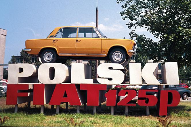 Polski Fiat 125p / reklama przed siedzibą FSO w 1972 roku