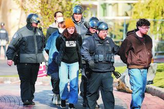 900 zatrzymanych na kampusach
