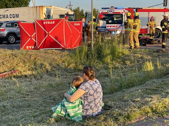 Kia roztrzaskała motocykl, kask toczył się po jezdni. Tragiczny wypadek pod Warszawą