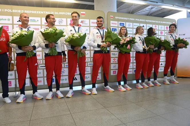 Polscy medaliści olimpijscy podczas powitania na lotnisku