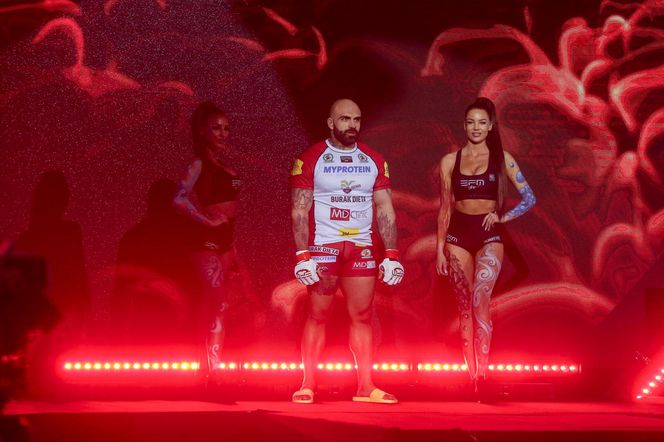 Błyskawiczna zmiana statusu. Akop Szostak w kwietniu się rozwiódł, a w czerwców oświadczył ponownie