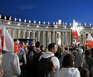 Zło dobrem zwyciężaj. Setki osób czuwały w Watykanie w rocznicę wyboru Jana Pawła II