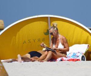 Jan Englert z żoną i ćorką w Juracie