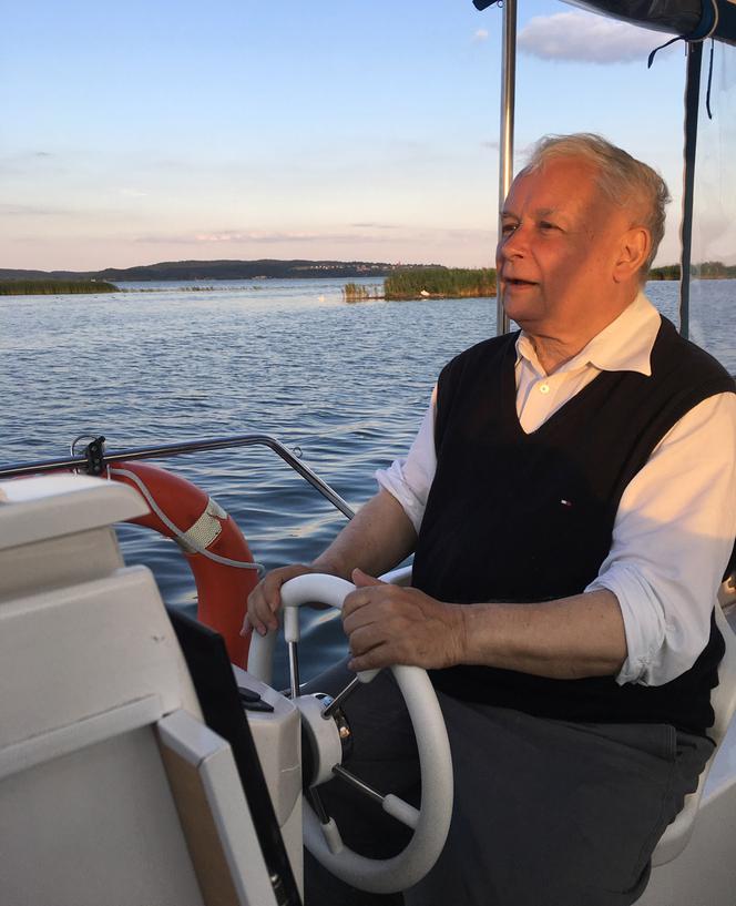 Jarosław Kaczyński jako sternik na łódce